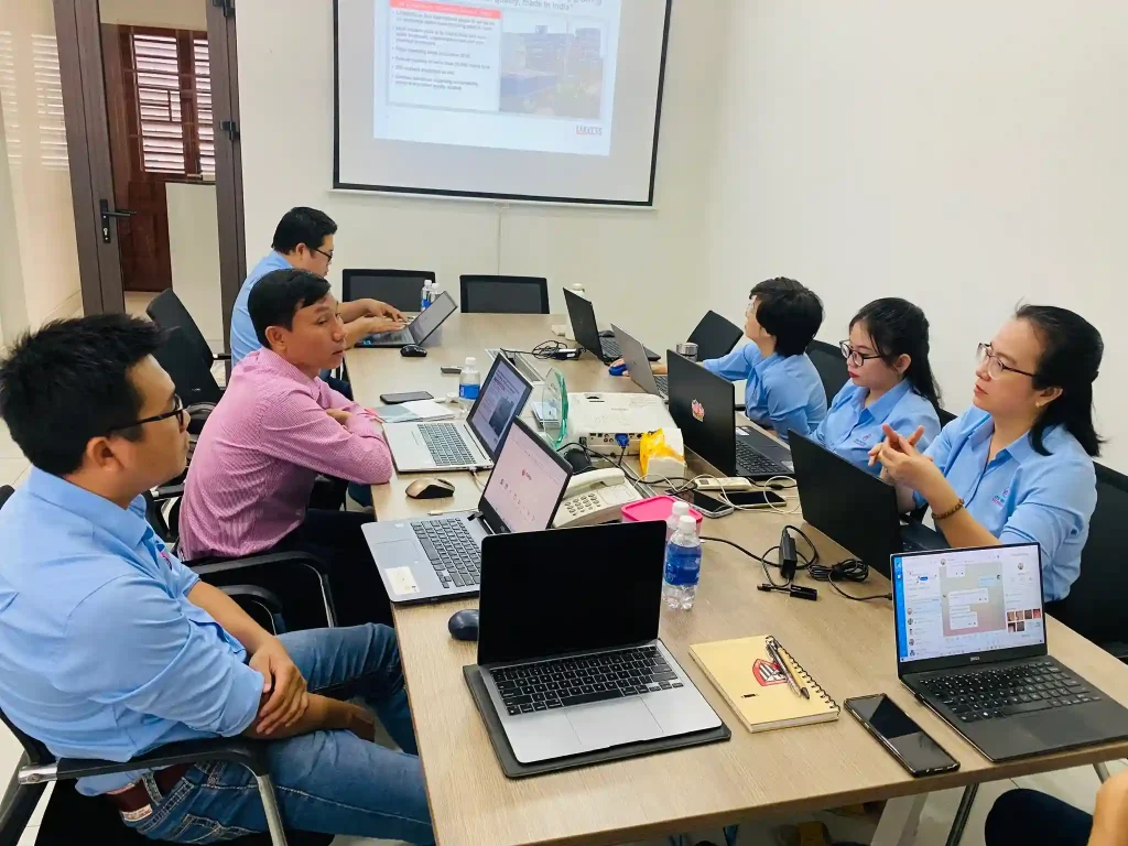 Chuyên gia LANXESS thực hiện buổi training hạt nhựa trao đổi ion cho đội ngũ nhân viên ATS Water Technology